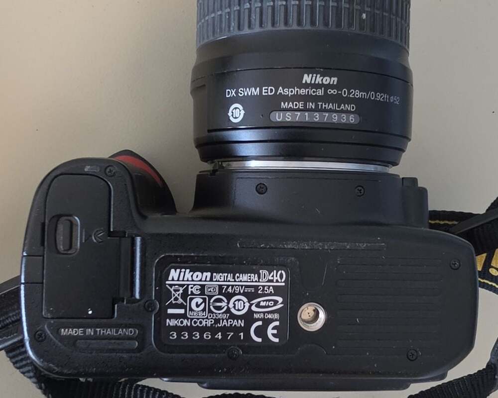 Nikon D40 6.1MP DSLR Camera with 18-55mm Lens and Battery Charger - Picture 9 of 13